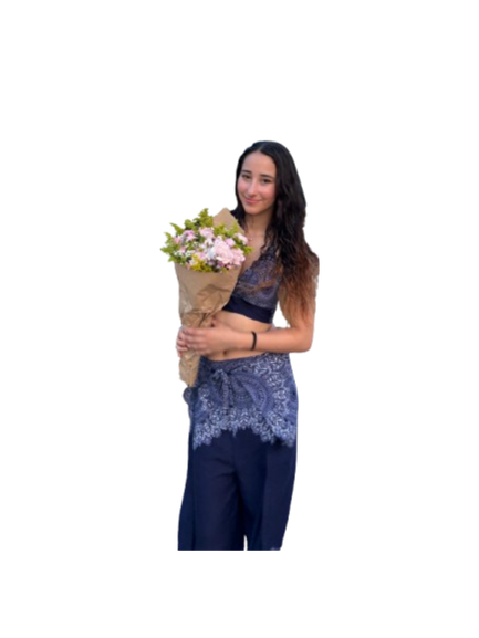 נויה עם פרחים